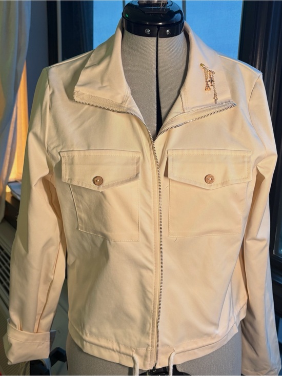 Jackets & Blazers - Women’s Lightweight Zip-Front Jacket in Cream with gold charm
